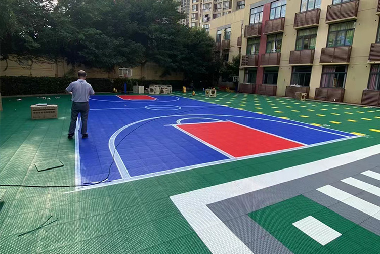 When choosing a basketball court sports floor, the following factors need to be considered: